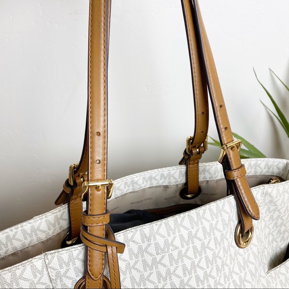 Michael Kors JET SET Vanilla Large Tote - Picture 10 of 14